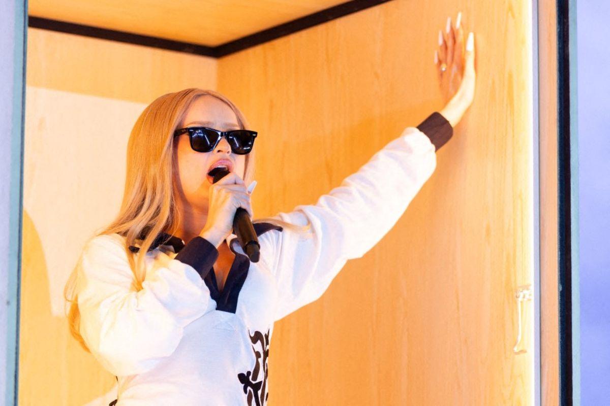 Kim Petras denuncia “congelamiento” de un álbum y pide que la expulsen de su disquera