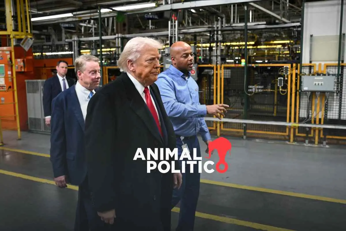 Trump insulta a una persona que lo abucheó durante su visita a una fábrica en Detroit