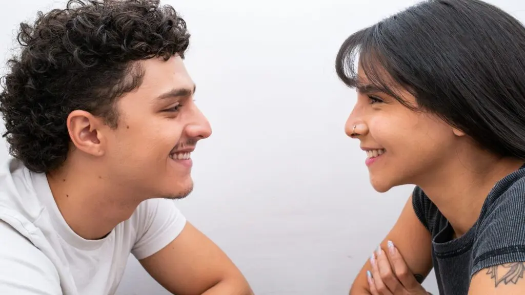 El experimento de 36 preguntas “para enamorarte de cualquiera” creado hace 30 años