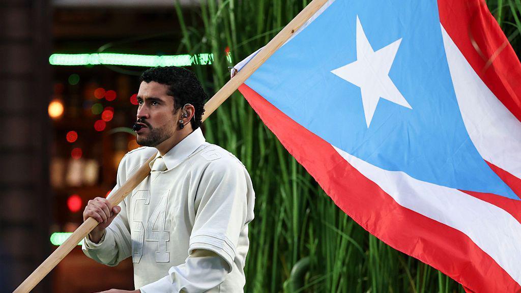 Cuál es el origen de la bandera de Puerto Rico que mostró Bad Bunny en el Super Bowl y por qué fue ilegal durante varios años