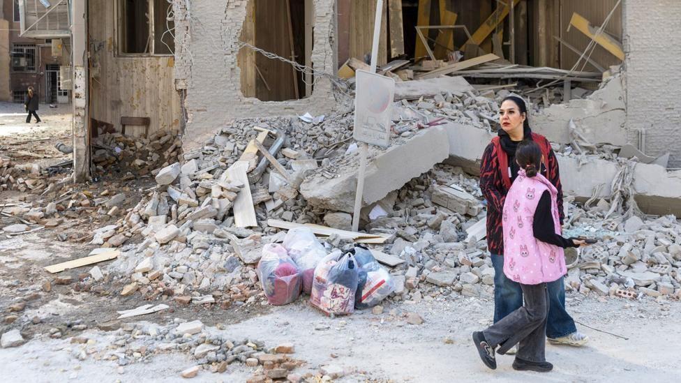 Puntos de control en la calles y filas para comprar pan: qué pasa en Irán conforme se intensifican los ataques que dejan ya 1,100 civiles muertos