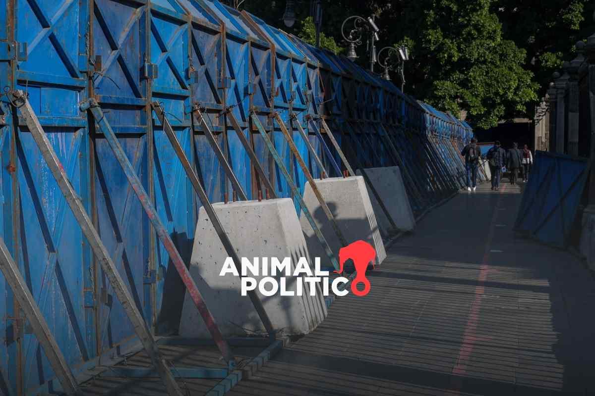 Instalan vallas en el Zócalo de CDMX previo a las movilizaciones por el 8M