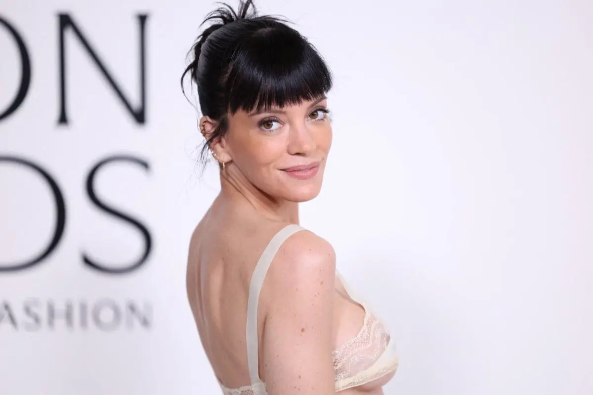 Lily Allen usó un “vestido de la venganza” para exhibir infidelidades de David Harbour